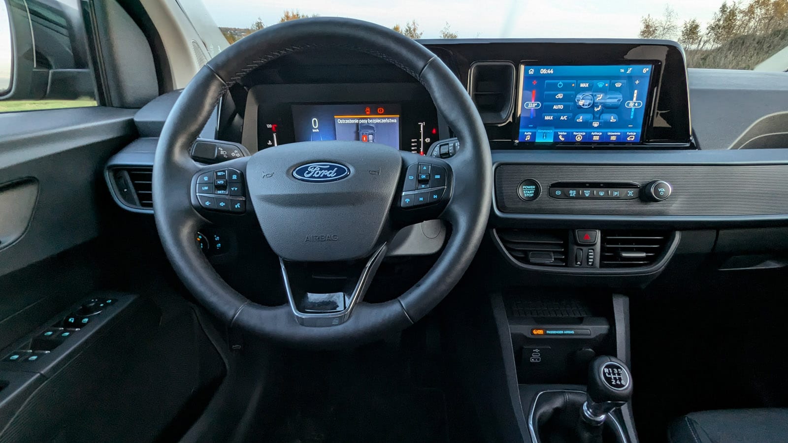 ford tourneo courier wnętrze