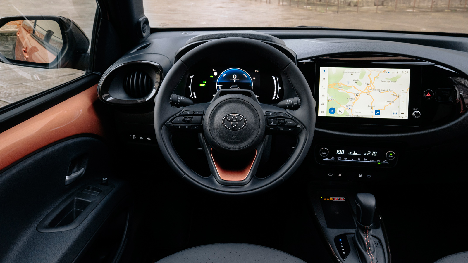 nowa toyota aygo x wnętrze